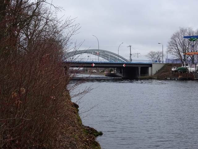 Stelling-Janitzky-Brücke / Teltowkanal, im Bildvordergrund