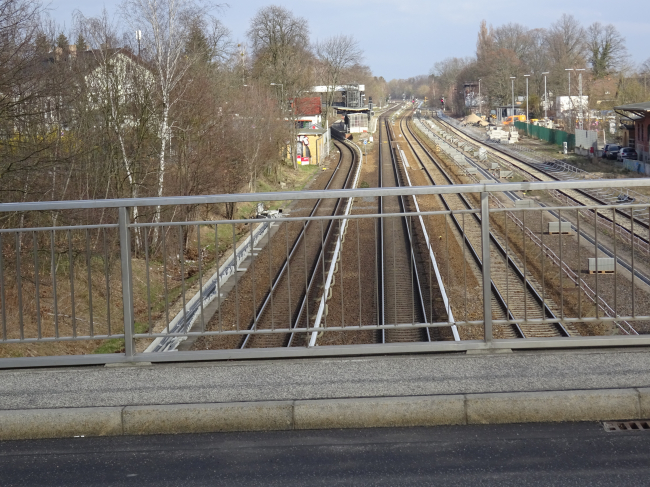 Geländer im Bildvordergrund