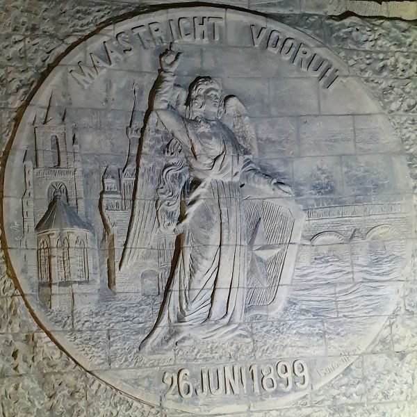 auf dem Medaillon in der Zonneberggrotte