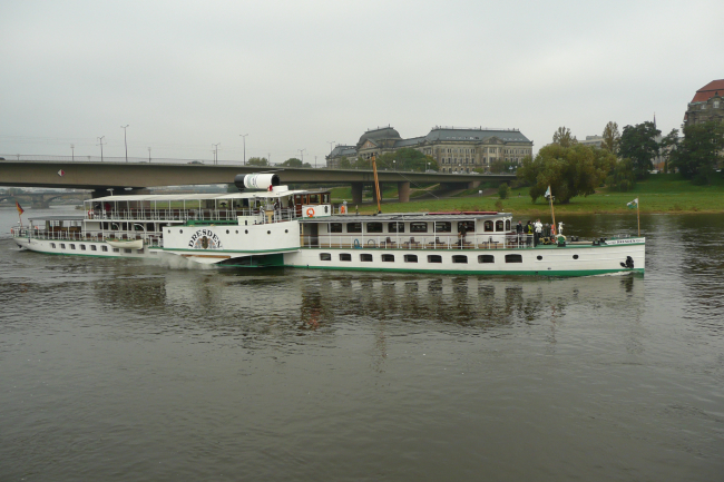 Die Dresden vor der Carolaabrücke
