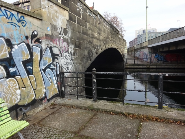 Gertraudenbrücke , im Bild rechts
