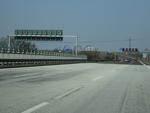 A2 Autobahnbrücke / Rothenseer Verbindungskanal, im Hintergrund die Segmentbögen