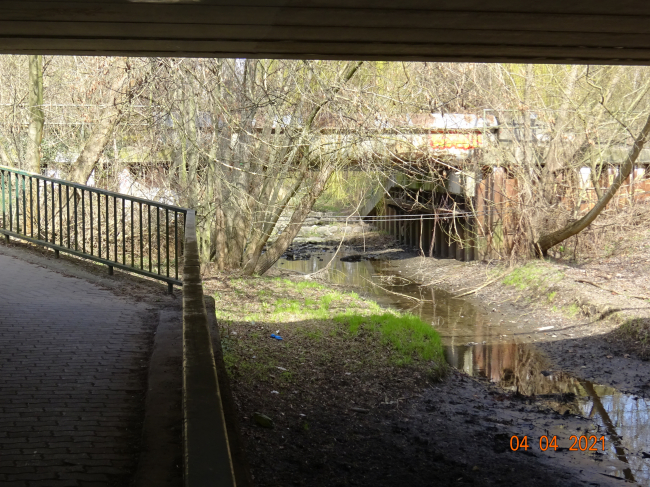 Rohrbrücke nördlich der Bundesstraße 1 und 5 / Wuhle, im Bildhintergrund