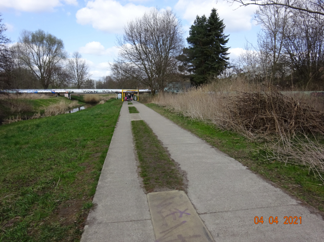 Heizleitungsbrücke südlich Cecilienstraße / Wuhle