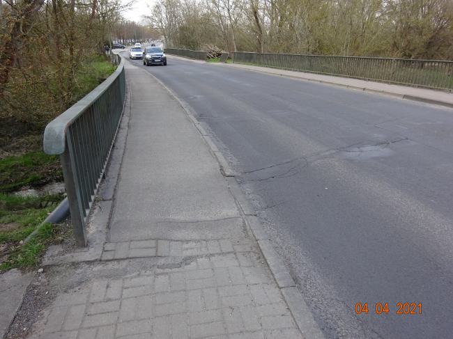 Eisenacher Straßenbrücke / neue Wuhle, im vorderen Bildabschnitt