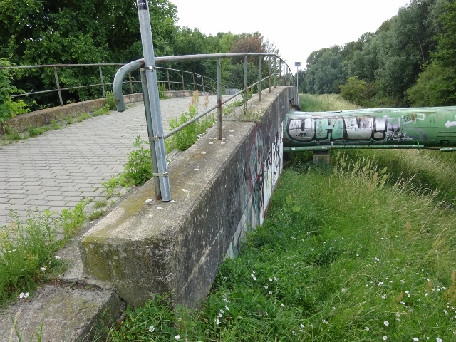 Wuhlewanderwegbrücke / 2 Fernheizrohre