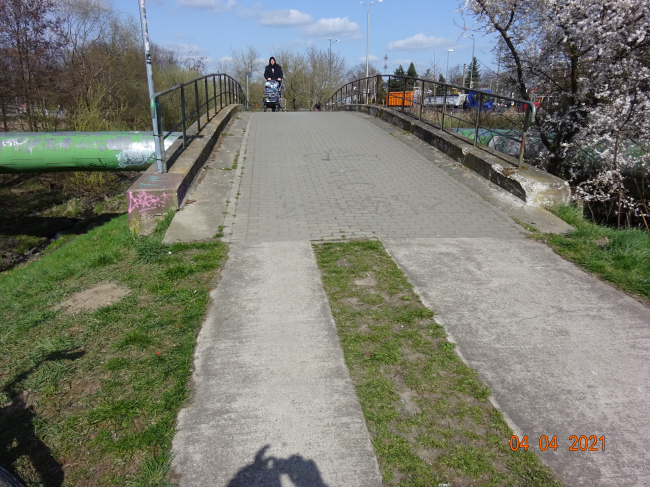 Wuhlewanderwegbrücke / 2 Fernheizrohre