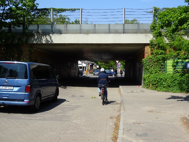 A 115 Bundesautobahnbrücke ( Avus ) / Eichkampstraßenzugang zum Bf Grunewald