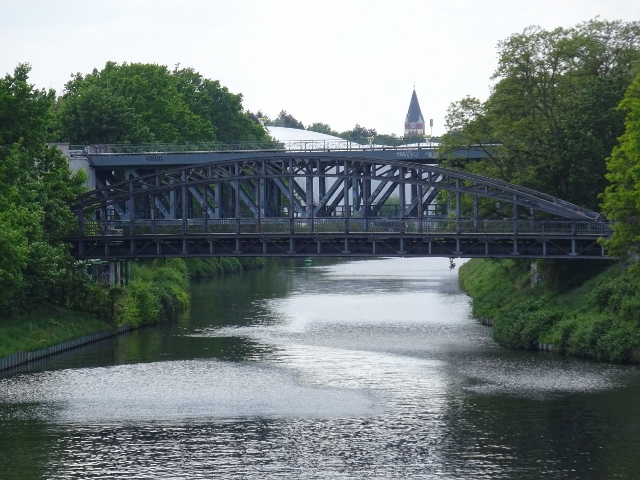 Fußgängerbrücke / Teltowkanal, im Bildvordergrund