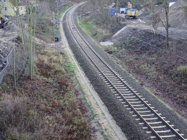 Fußwegbrücke Braunsdorfer Straße / EU 1 Ferngleis von West nach Süd, in der Bildmitte