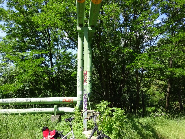 Heizleitugsbrücke am Friedhofsnebeneingang