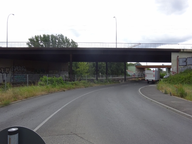 Landsberger Alleebrücke / Frank Schweitzer Straße u. EU Strecke Berlin - Ahrensfelde - Werneuchen, im Bildhintergrund in braun
