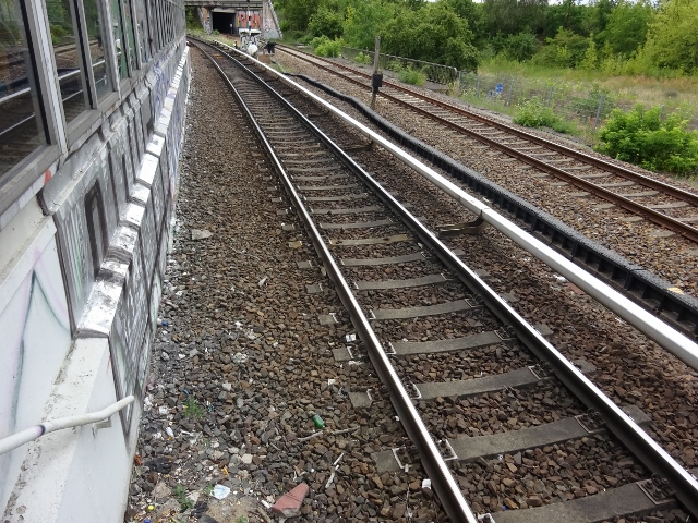 EÜ Strecke Berlin - Ahrensfelde - Werneuchen / Fußweg mit Bahnhofszugang Poelchaustraße, im Bildvordergrund