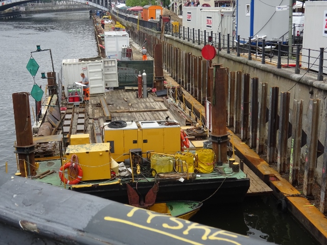 Schiffbauerdammbrücke / Urpanke, rechts im Bild am rechten Spreeufer