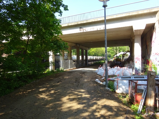 Blumberger Dammbrücke / EU Strecke Berlin - Strausberg - Küstrin u, Wuhlgartenweg, Ostüberbau im Vordergrund