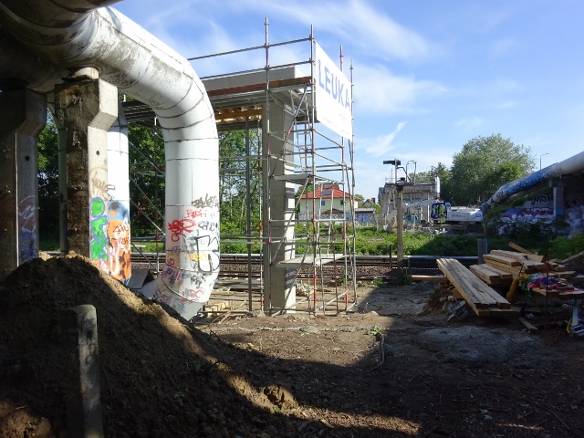 Heizleitungsbrücke alter Verlauf / EU Strecke Berlin - Strausberg - Küstrin, am rechten Bildrand