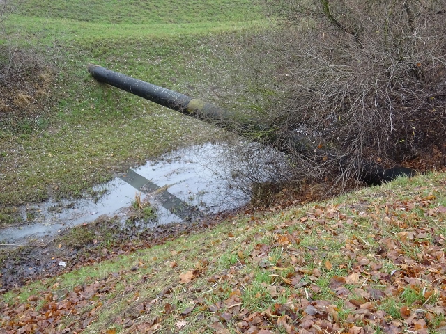 Rohrbrücke über stillgelegten Klärwersableiter