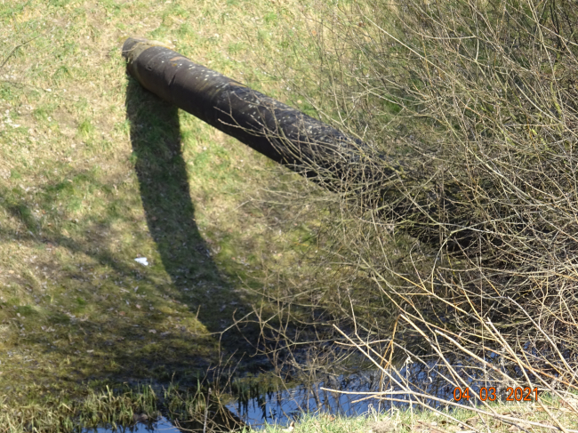 Rohrbrücke über stillgelegten Klärwersableiter