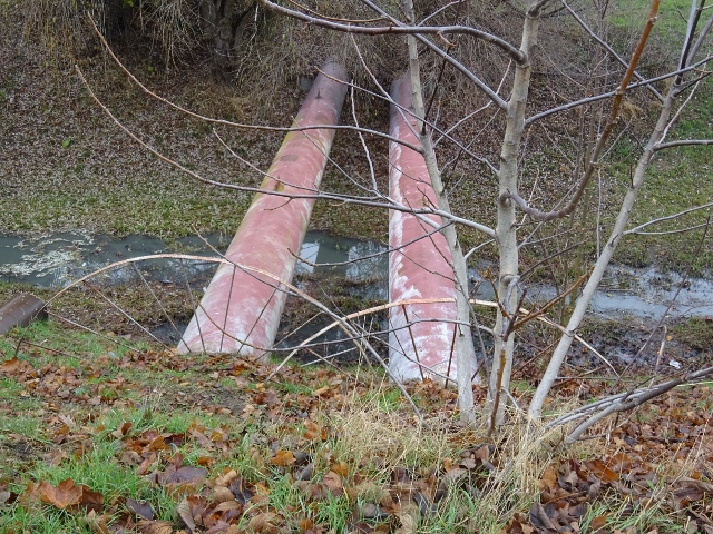 Rohrbrücke über stillgelegten Klärwersableiter