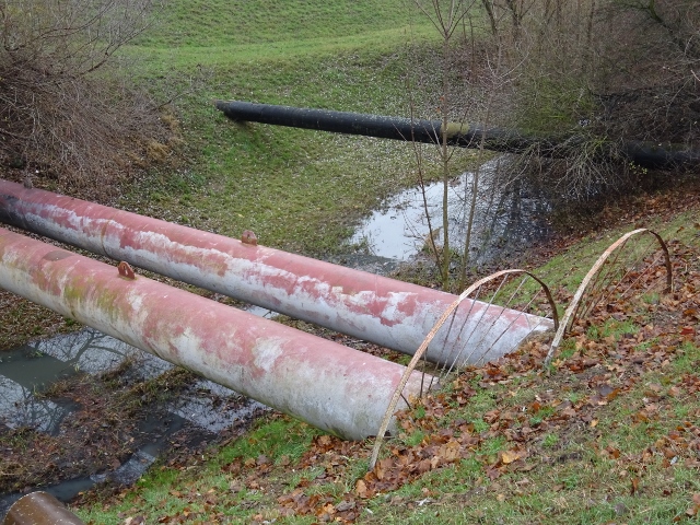 Rohrbrücke über stillgelegten Klärwersableiter, im Bildvordergrund