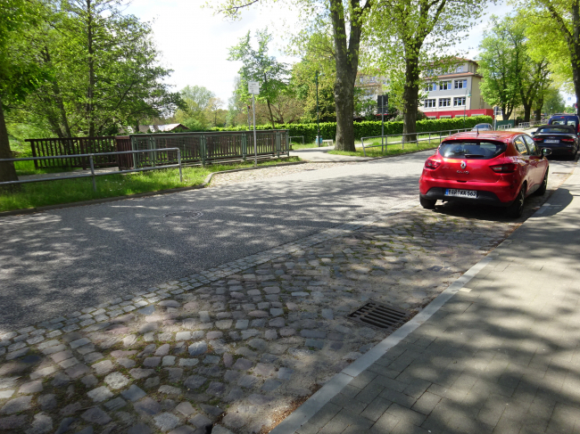Rad- und Fußwegbrücke an der Schönerlider Straße / Panke, am linken Bildrand, in brauner Farbe