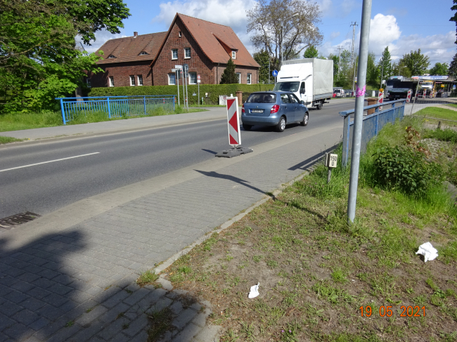 EÜ Strecke Berlin - Bernau - Stralsund / B 2 Weißenseer Straße , rechts entfernt im Hintergrund des Bildes