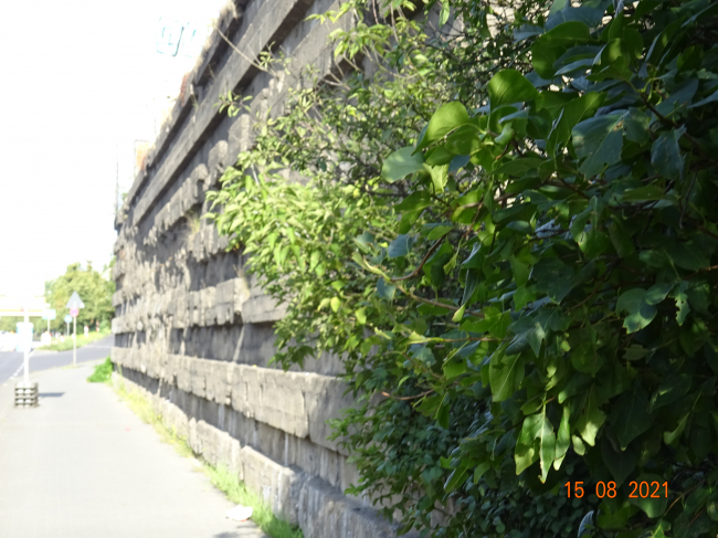 Zerschossene Brückenwiderlager am BAR