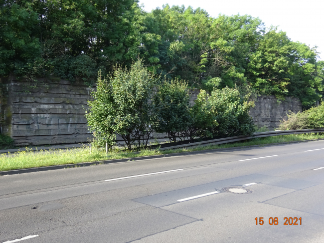 Zerschossene Brückenwiderlager am BAR
