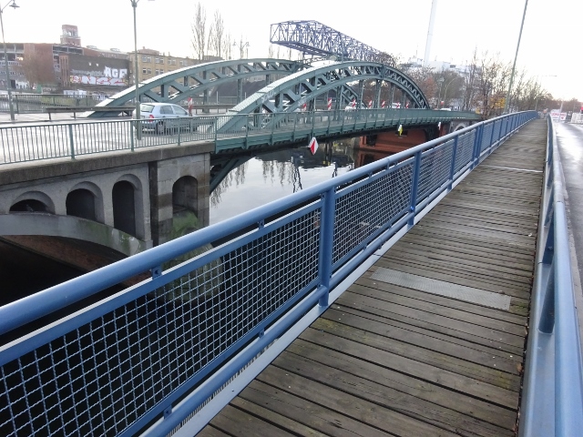 Stubenrauchbrücke (neu) / Spree, im Bildvordergrund in blau