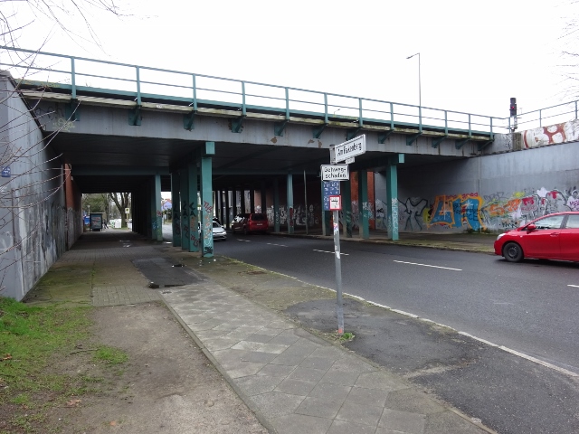 EÜ Strecke Berlin - Schönefeld / Straße Am Falkenberg, im Bildvordergrund