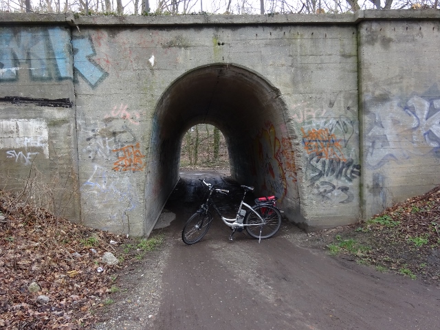ehem. EÜ / Weg zur Kleingartenanlage Waldfrieden, Fahrrad dient der Ablesung der Spannweite größer 2,00 m