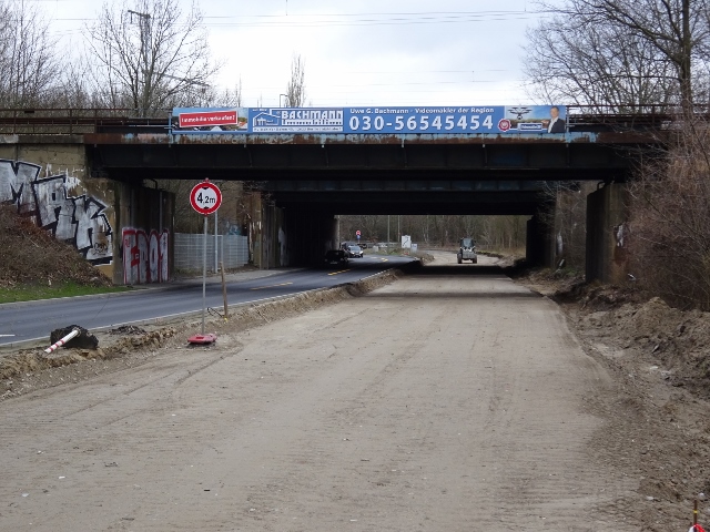 EÜ Strecke Berlin, mit BAR im Ostabschnitt - Cottbus / B 96a Adlergestell, im Bildvordergrund