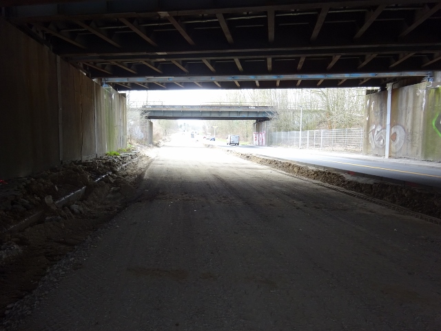 EÜ Strecke Berlin, mit BAR im Ostabschnitt - Cottbus / B 96a Adlergestell im Ostabschnitt - Cottbus / B 96a Adlergestell, im Bildhintergrund