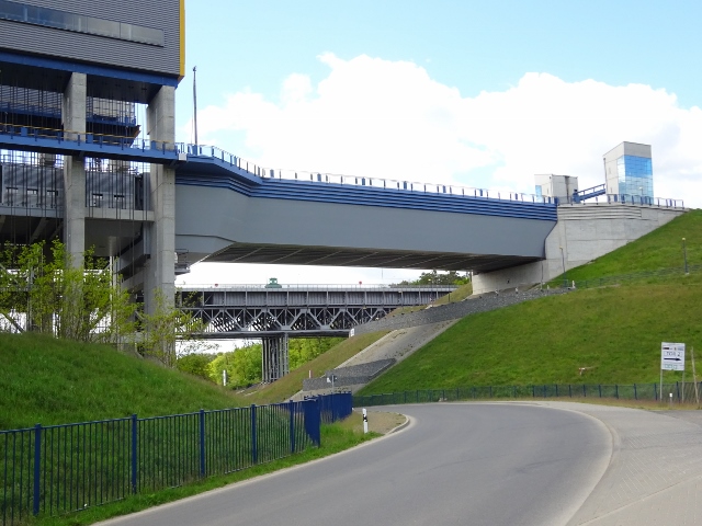 Schiffshebewerk Niederfinow / Oder - Havel - Kanal, im Bildhintergrund