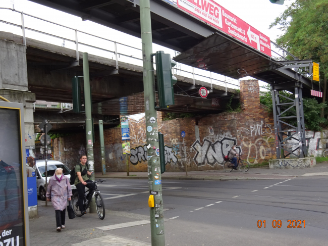 Kabelbrücke am Bf. Köpenick / Bahnhofstraße, im Bildvordergrund