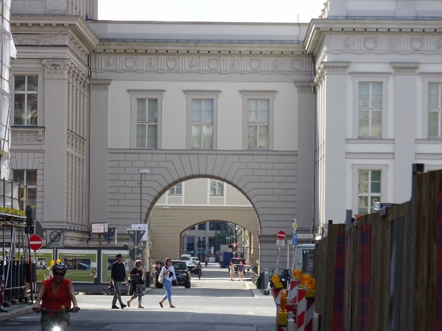 Hausbrücke Oberwallstraße Rundbogen, im Bildvordergrund