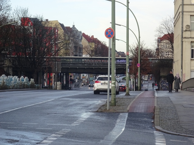 Sonnenbrücke / Neuköllner Schifffahrtskanal, hier am weißen Auto