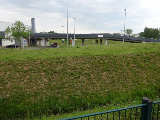 Westliche Parkdeckauffahrtbrücke im Kaufpark Eiche