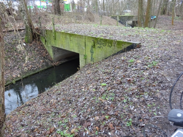 Urerpebrücke ehem. EÜ Industriegleis z. ehem. Kodakwerk , im Bildvordergrund