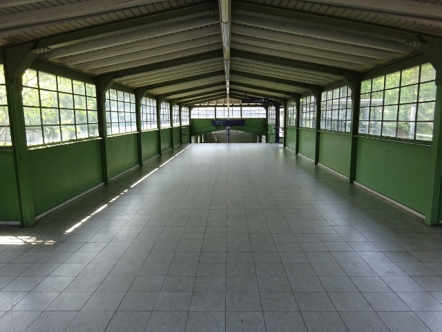 Zugangs- und Duchgangsbrücke Bf. Messe Süd mittig