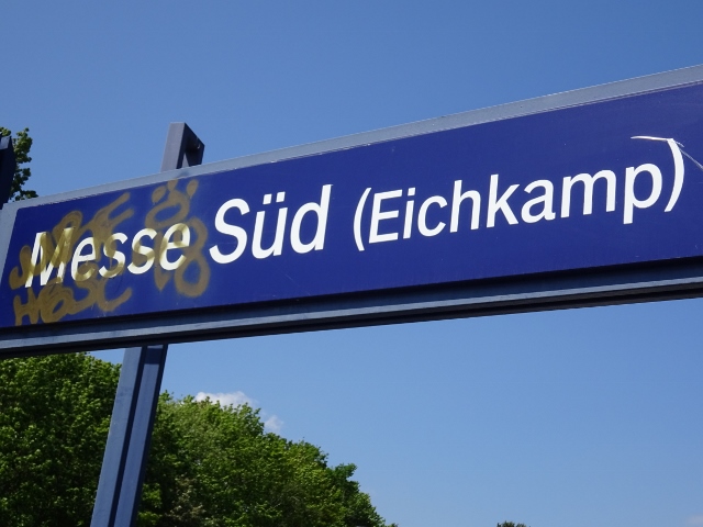 Zugangs- und Duchgangsbrücke Bf. Messe Süd mittig