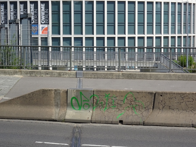 Fußwegbrücke / Zugang zur Messe Berlin, im Bildhintergrund, jedoch vor dem Gebäude