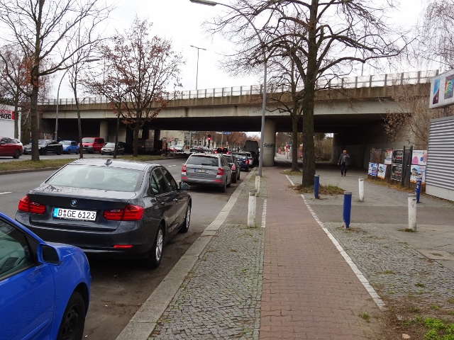 A 104 Autobahnbrücke im Innenring der Stadt / Mecklenburgische Straße