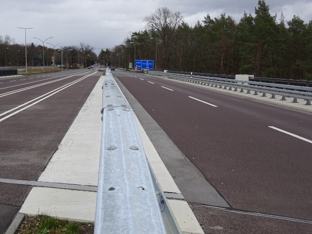 Nordostbrücke Zehlendorfer Kleeblatt Zu- und Abfahrten / Rad- und Fußverkehr, entfernt in der Bildmitte