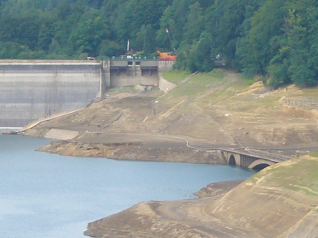 Derenbachbrücke im Seitental der Talsperre