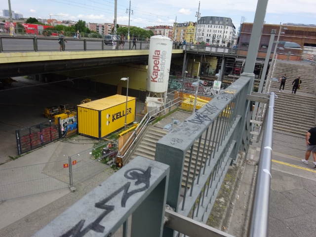 Fußwegbrücke zwischen Warschauer Brücke und BAS 45105, auf dem Bild unter dem weißen Haus