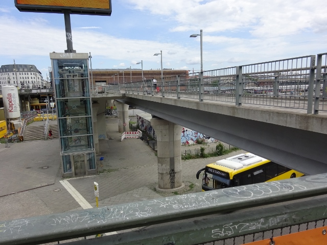 links im Bild, unter dem weißen Haus