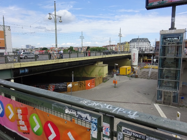 Fußwegbrücke zwischen Warschauer Brücke und BAS 45105, auf dem Bild unter dem weißen Haus