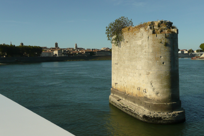 Brückenpfeiler der zerstörten Rhônebrücke