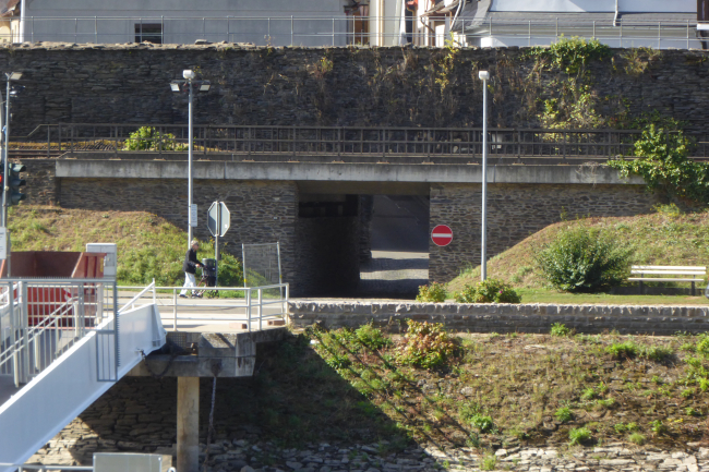 Pliersgasse unter linker Rheinstrecke